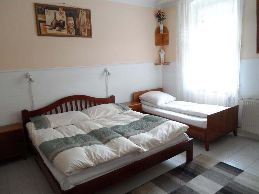 Garden Szivarvany Utcai Vendeghaz Szeged Ruang foto